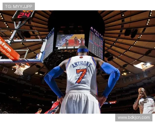 26岁安东尼倒钩惊艳全场 赛后与球迷对骂 26岁安东尼倒钩惊艳全场 赛后与球迷对骂