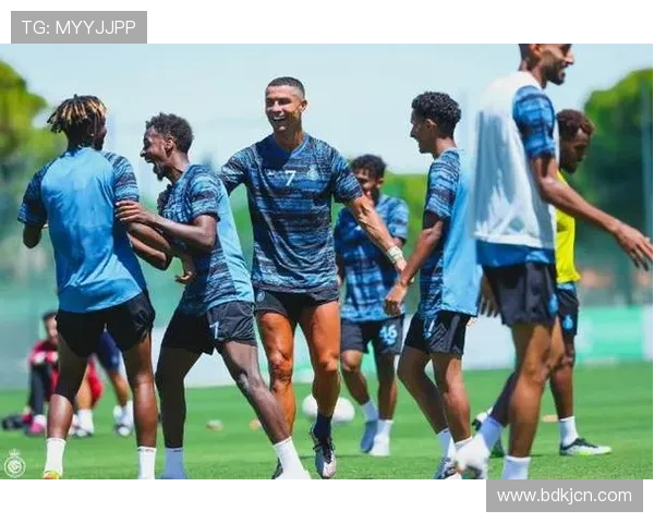 C罗本周二亮相利雅得胜利训练 C罗本周二亮相利雅得胜利训练